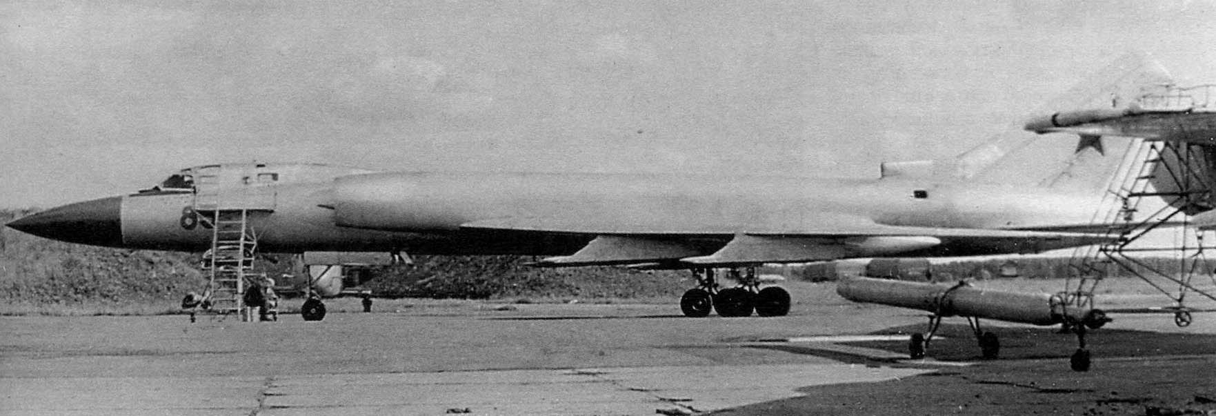 3b.Tu-128-na-stoyanke..jpg